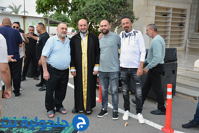 اهالي جلجولية يؤدون صلاة عيد الاضحى في ساحة مسجد الروضة في جلجولية 
